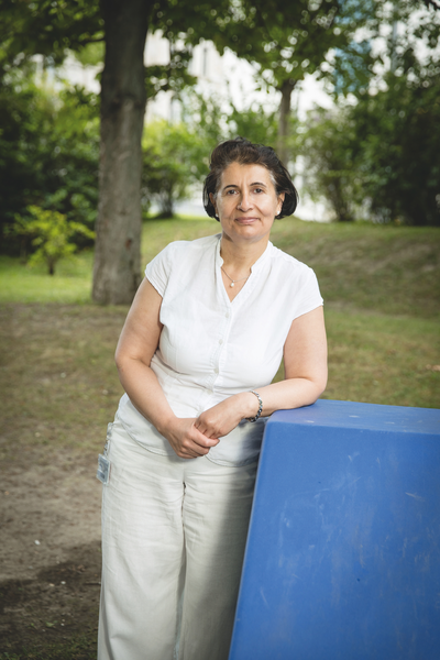 Türkan Akkaya-Kalayci leitet seit mehr als zehn Jahren den Universitätslehrgang „Transkulturelle Medizin“. Er sei die erste umfassende Ausbildung dieser Art in Europa, sagt die Psychiaterin. / Foto: Karin Wasner