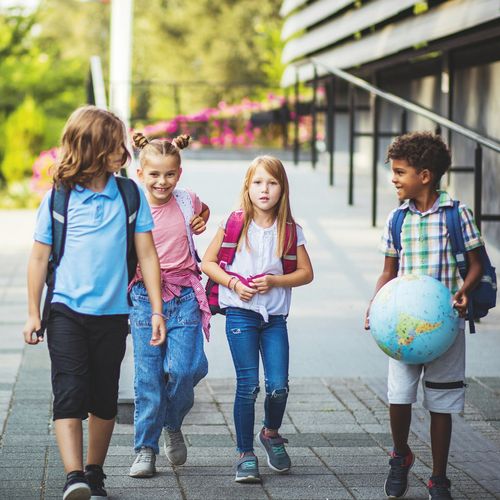 Die Schule als ein entscheidender Ort auch für später: Die Erfahrungen in der Bildungsinstitution prägen Selbstbild, Zukunftserwartungen und Bildungswege. / Fotos: CDC/Unsplash